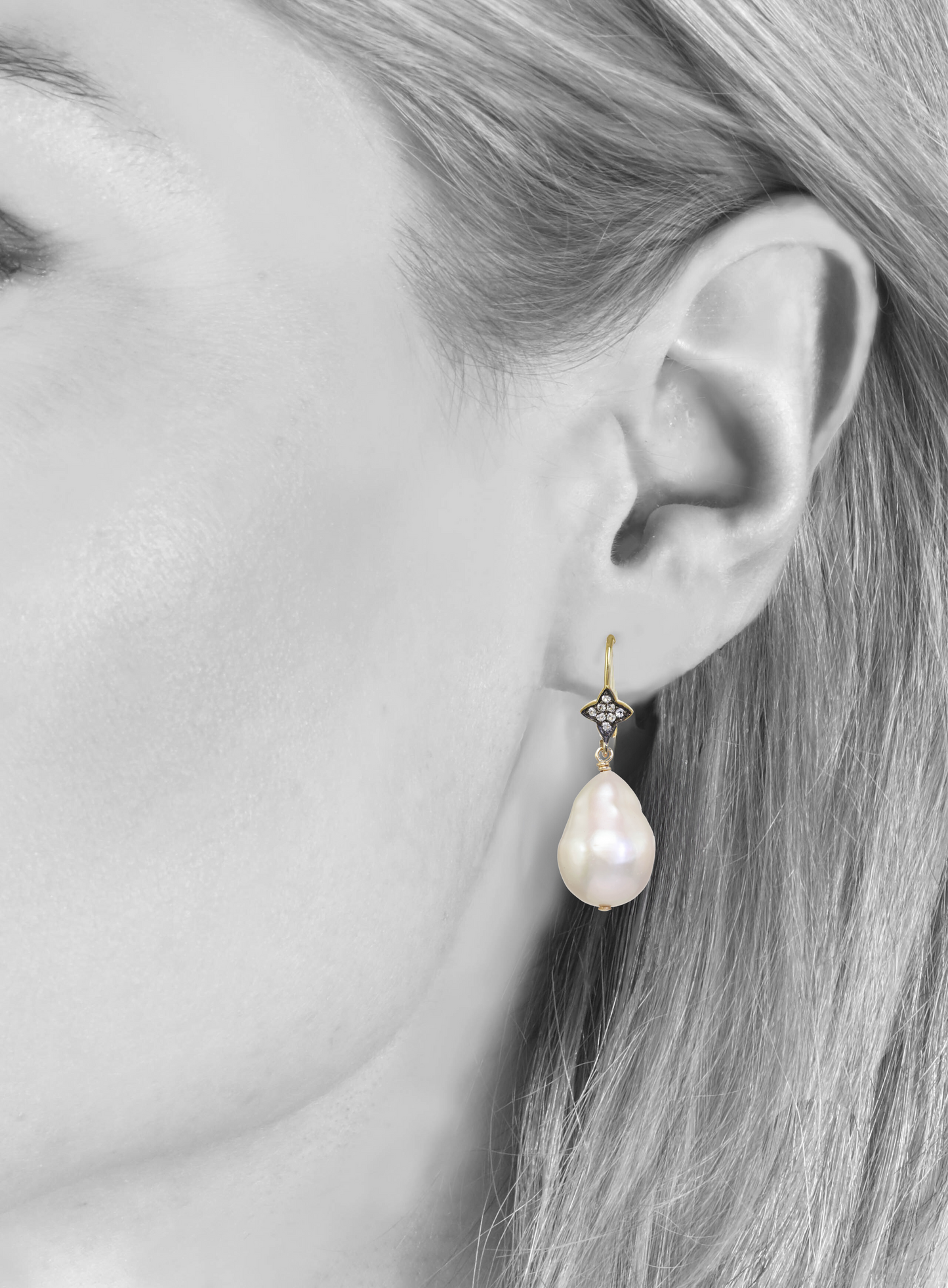 White baroque pearl, white sapphires, 18kt/ss