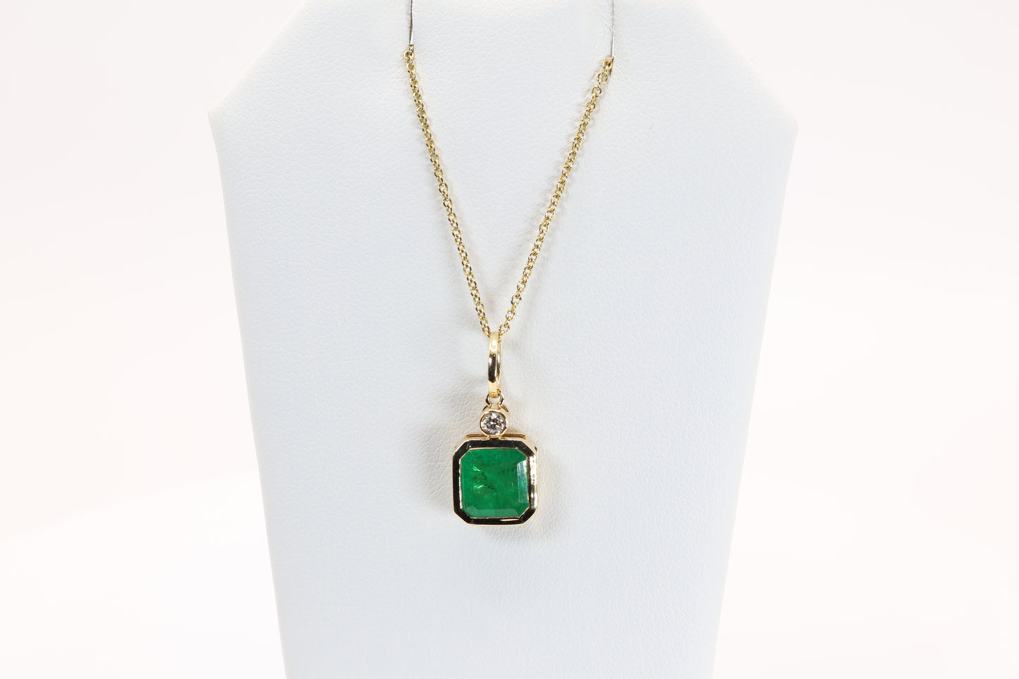 Emerald Necklace in 18k Yellow Gold