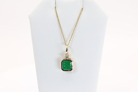 Emerald Necklace in 18k Yellow Gold
